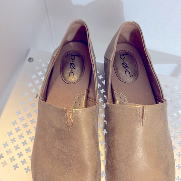 b.o.c Gold Slip-On Women's Shoes Size 9.5 Wide Loafer Style Rubber Sole - Picture 3 of 8
